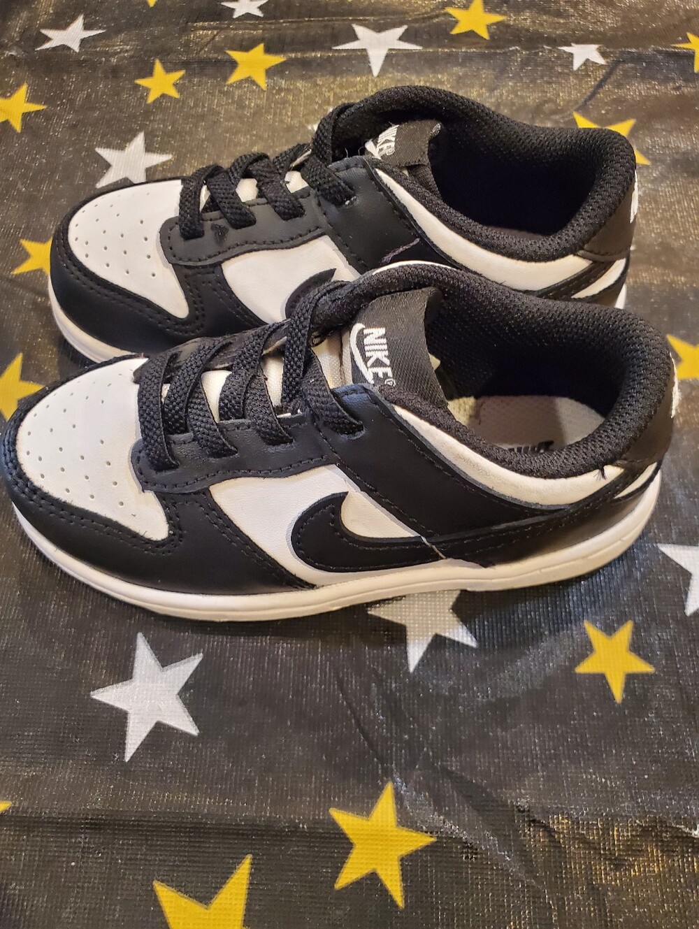 Nike Kids Black and White Low-Top Sneakers with Swoosh Sz 9c